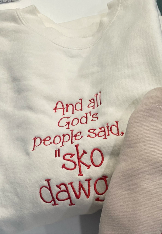 And all God’s people said “Sko dawgs” embroidered crewneck sweatshirt. White